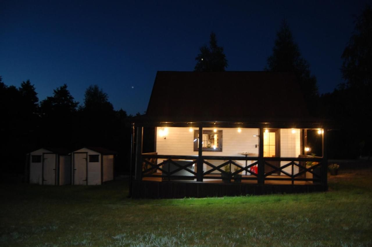 Domek nocą