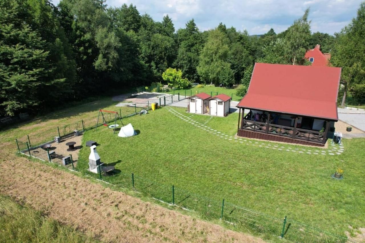 Domek z czerwonym dachem widziany z góry
